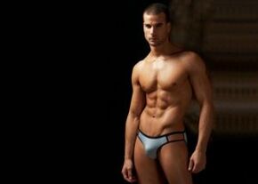 lelaki berseluar pendek dengan saiz zakar yang diperbesarkan