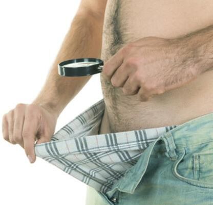 seorang lelaki memeriksa zakarnya dan ingin membesarkannya